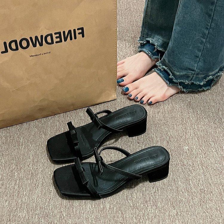 

Fairy wind sandals wear women s shoes in spring and summer 2024 new thick heel square head silver bow word sandals 42