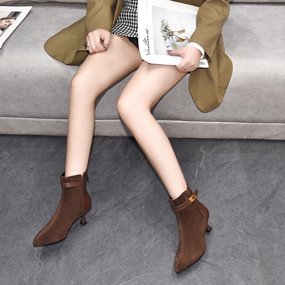 

Модные ботильоны на шпильке с острым носком 2025 осень-зима новая европейский и американский стиль металлическая пряжка задняя молния короткие ботинки женские ботинки женские 39