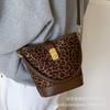 Super fire niche leopard print bag women's 2025 autumn and winter retro versatile messenger bag fashion explosion portable bucket bag