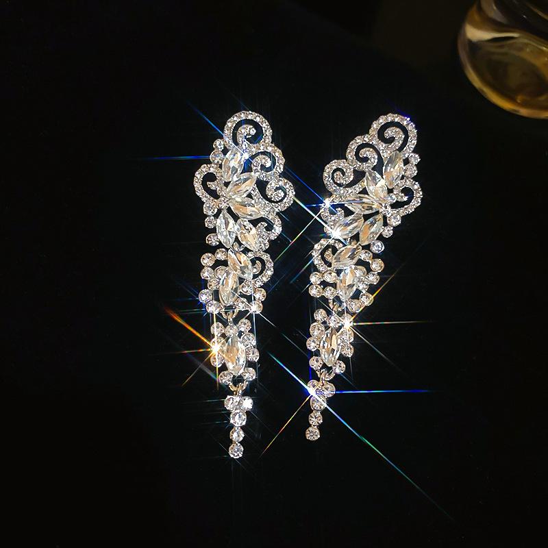 Europäische und amerikanische Super-Flash-Diamant-verzierte Blume digitale Fransen-Steckohrringe Kaltwind-Ohrringe Übertriebene Ohrringe
