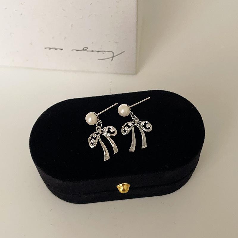 

Сладкие и нежные серьги-пусеты с металлическим бантом из жемчуга, женские, нишевые, уникальные, для простой личности, с универсальным темпераментом