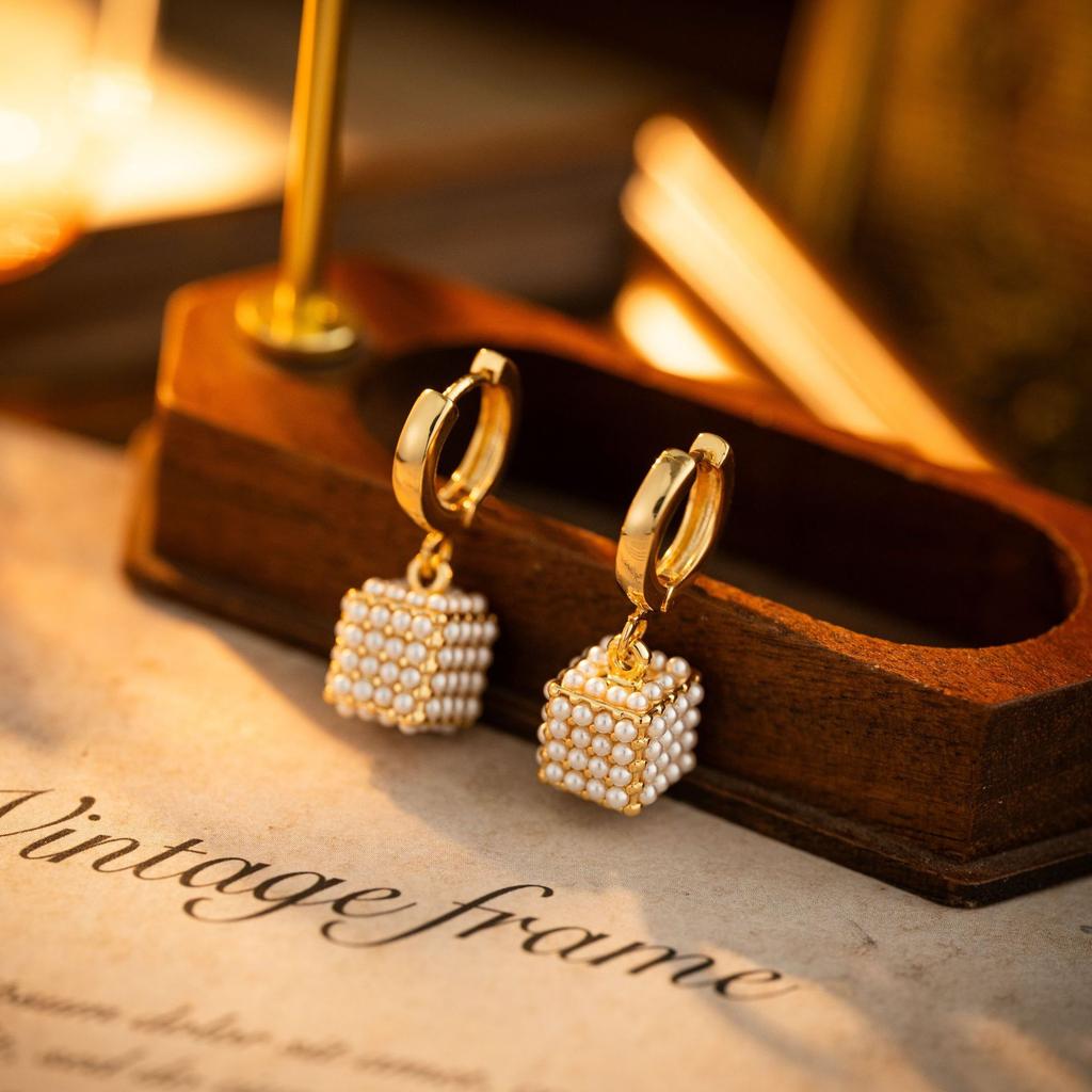 Geometric Square Micro-inlaid Pearl Earrings for Women, Simple, Elegant, Versatile, Niche Design, Fashionable Earrings.