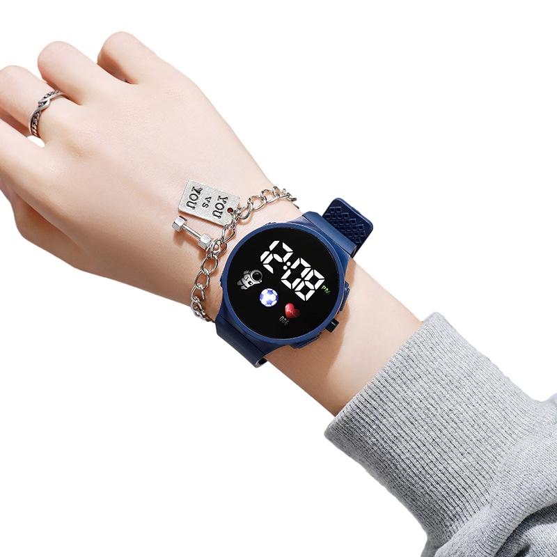 Montre électronique ronde populaire et élégante pour enfants avec design d'astronaute, high-tech et tendance