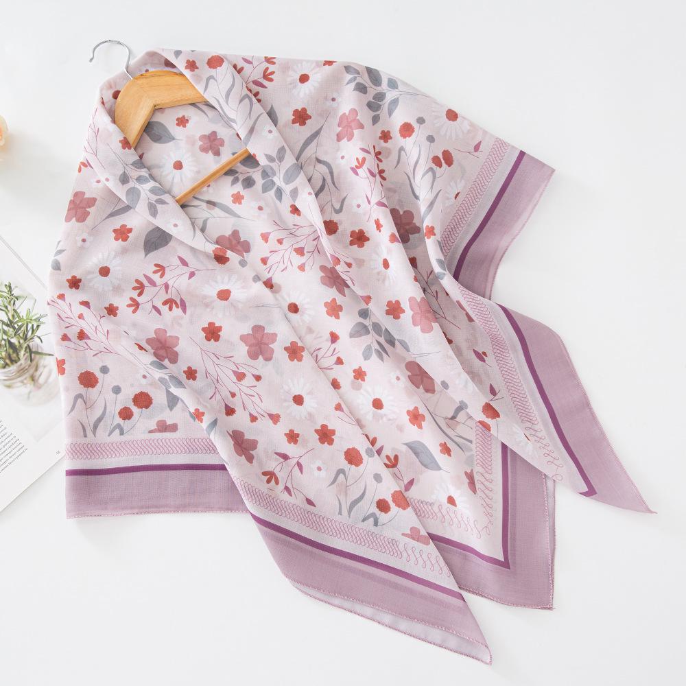 

Популярный квадратный шарф в стиле ретро с принтом «маргаритки» и подолом под прямым углом 110*110cm