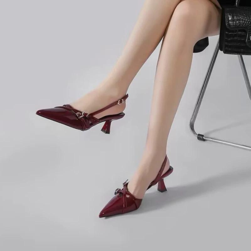 Modische Sandalen 2025 Sommer neu sexy Party spitz zulaufende Stilettos, Lackleder elegante Damenschuhe, große Größe