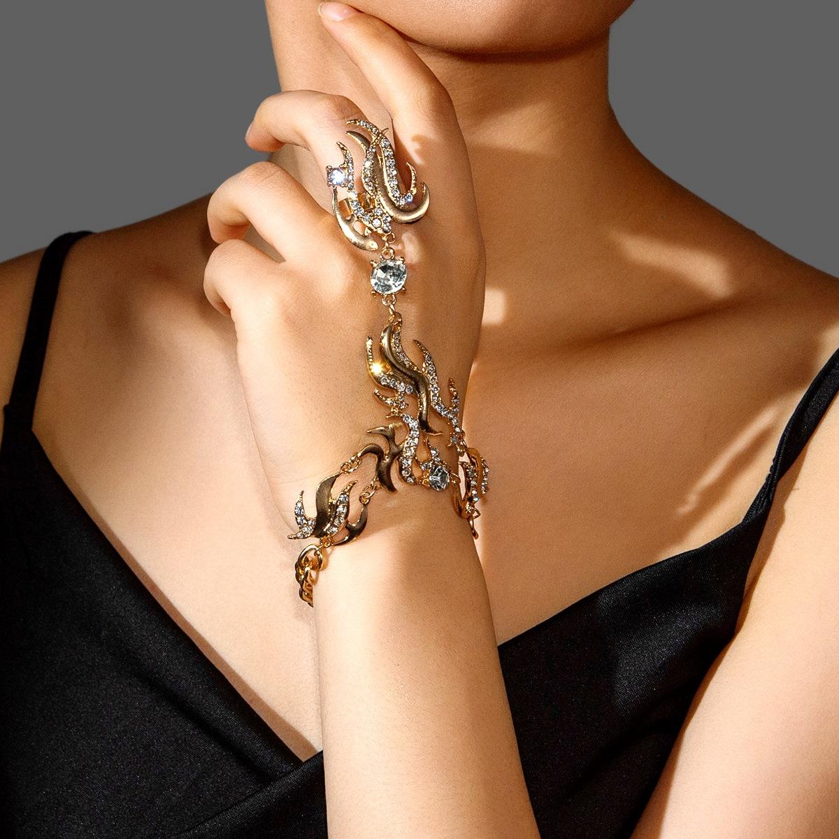 

Fashion Design Sense Alloy Rhinestone Finger Bracelet Women, Universal Jewelry золотий