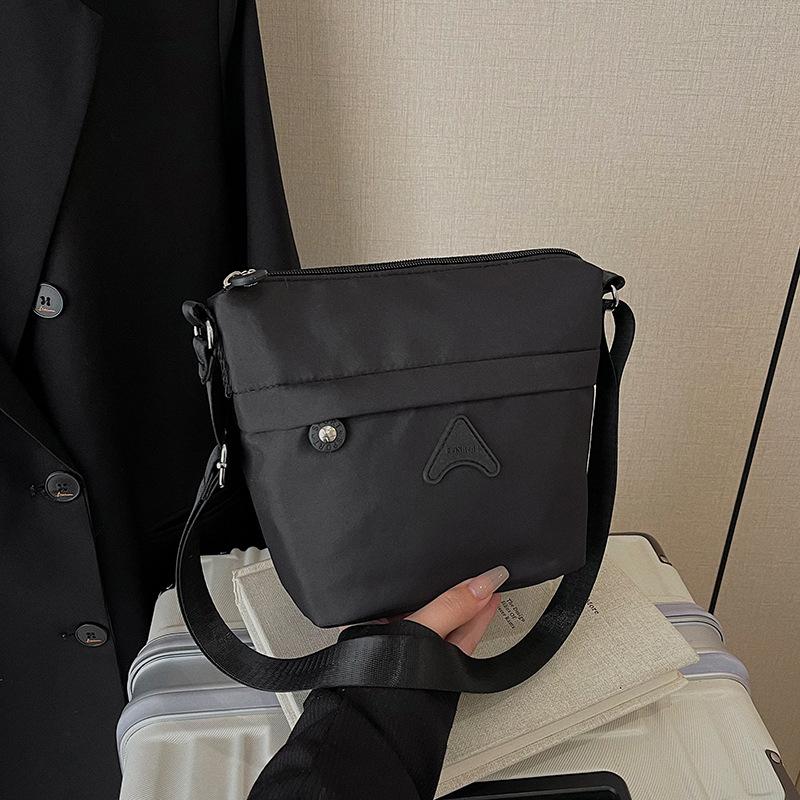 Модная наплечная сумка-мессенджер 2025 новый женский тренд нишевый дизайн простой досуг зарубежный тренд сумка-ведро