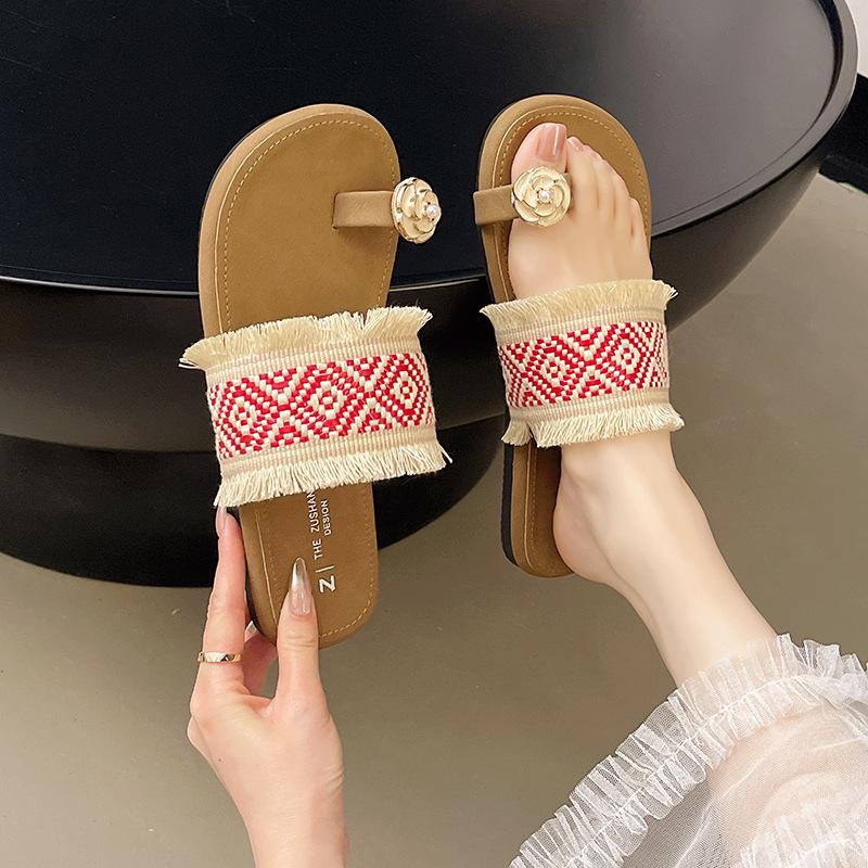Flat-bottomed cool slippers women's new square head simple casual beach cool slippers women in summer 2025