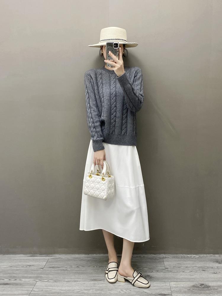 Women's Retro Cashmere Cable Knit Sweater - Round Neck, Loose Fit, Warm & Versatile for Autumn/Winter