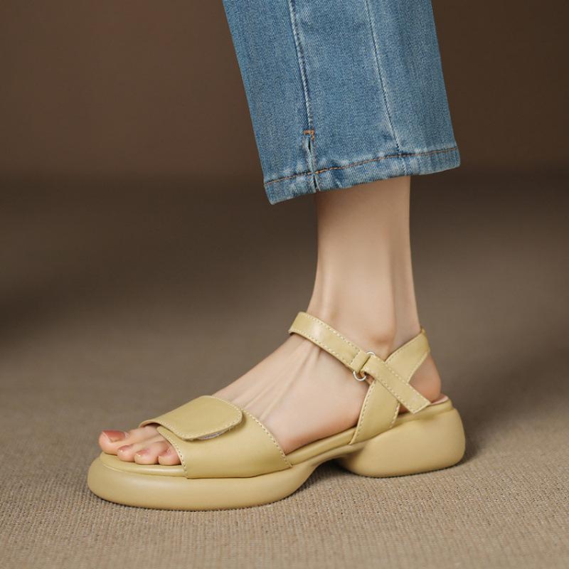 

New casual platform sandals are comfortable in summer with sandals buckle round head rubber soft sole large and small size women s shoes 39 жёлтый
