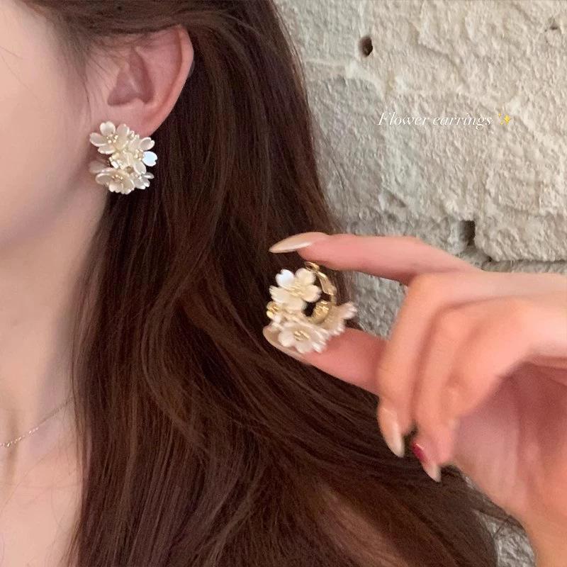 Orecchini Estivi di Fiori Dolci: Versatili Borchie di Alta Gamma con Ago in Argento 925