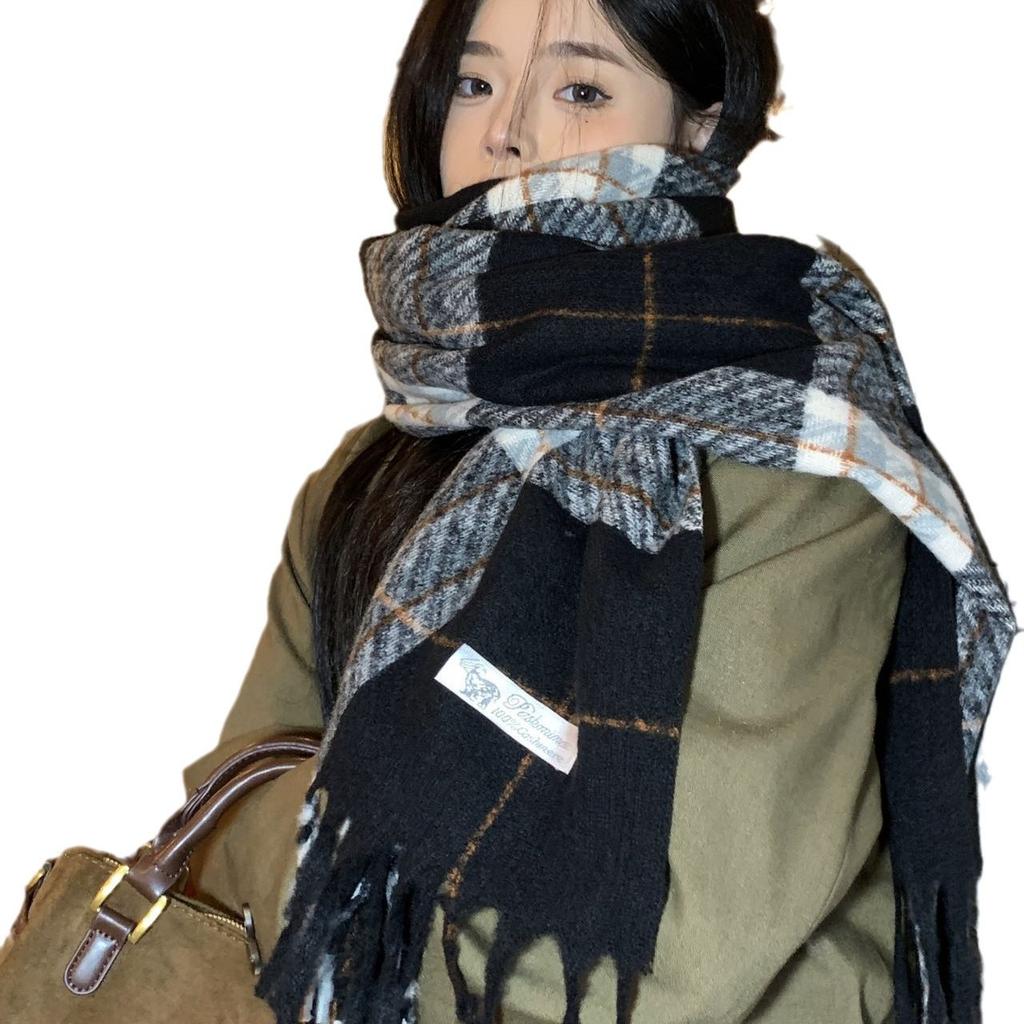 New scarf women's autumn and winter high-end feeling warm and versatile Korean version shawl plaid black and white atmosphere scarf