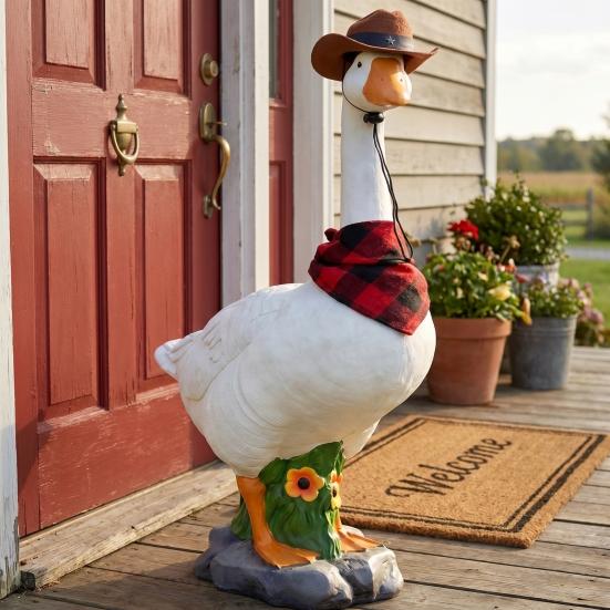 Statua di oca da portico da 13 pollici, Statua di oca da giardino in resina cava, Scultura di oca bianca realistica con cappello da cowboy e bandana rimovibili per prato, patio