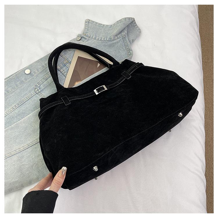 

Винтажная матовая сумка-тоут женская 2025 новая высококлассный нишевый дизайн большая вместимость сумка для поездок на работу чёрный