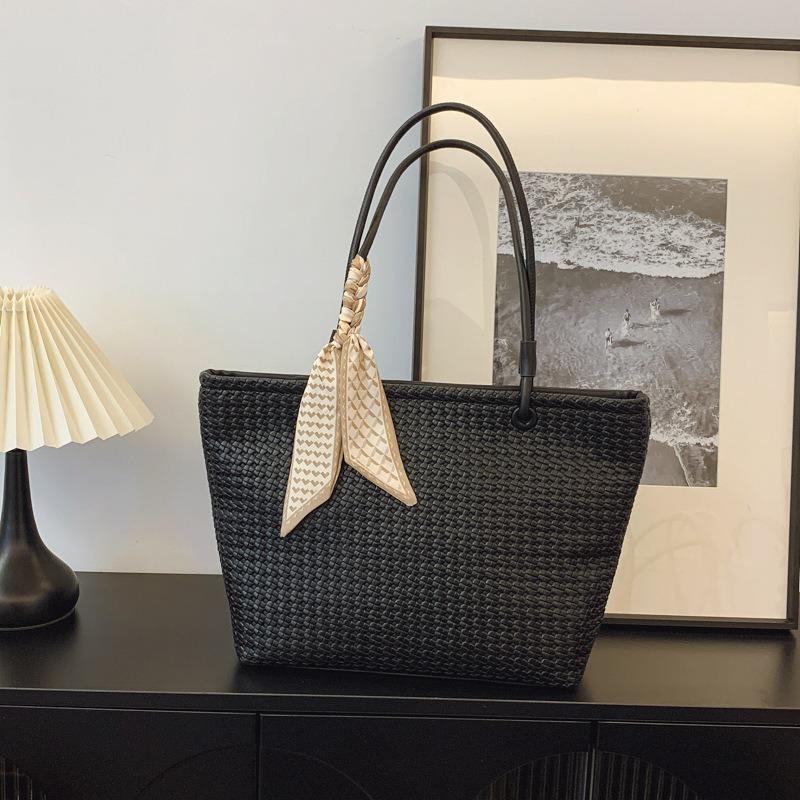 

Fashionable Large Capacity Tote Bag Women s Autumn New Simple Casual Underarm Bag High Color Value Shoulder Bag чорний