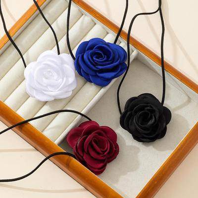 Handgefertigtes florales Samt-Choker-Halsband mit Rosenanhänger
