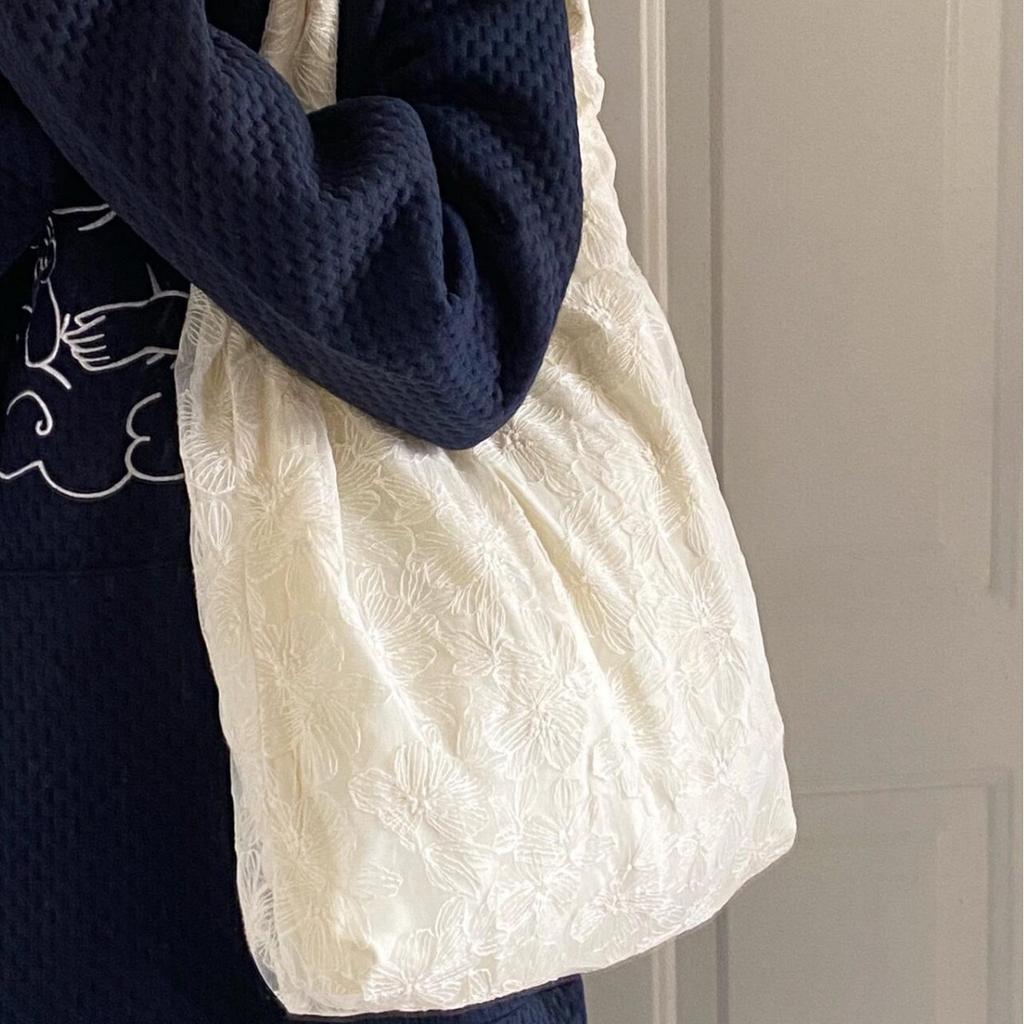 The new lace lace shoulder bag is a good lace bag to match the skirt.