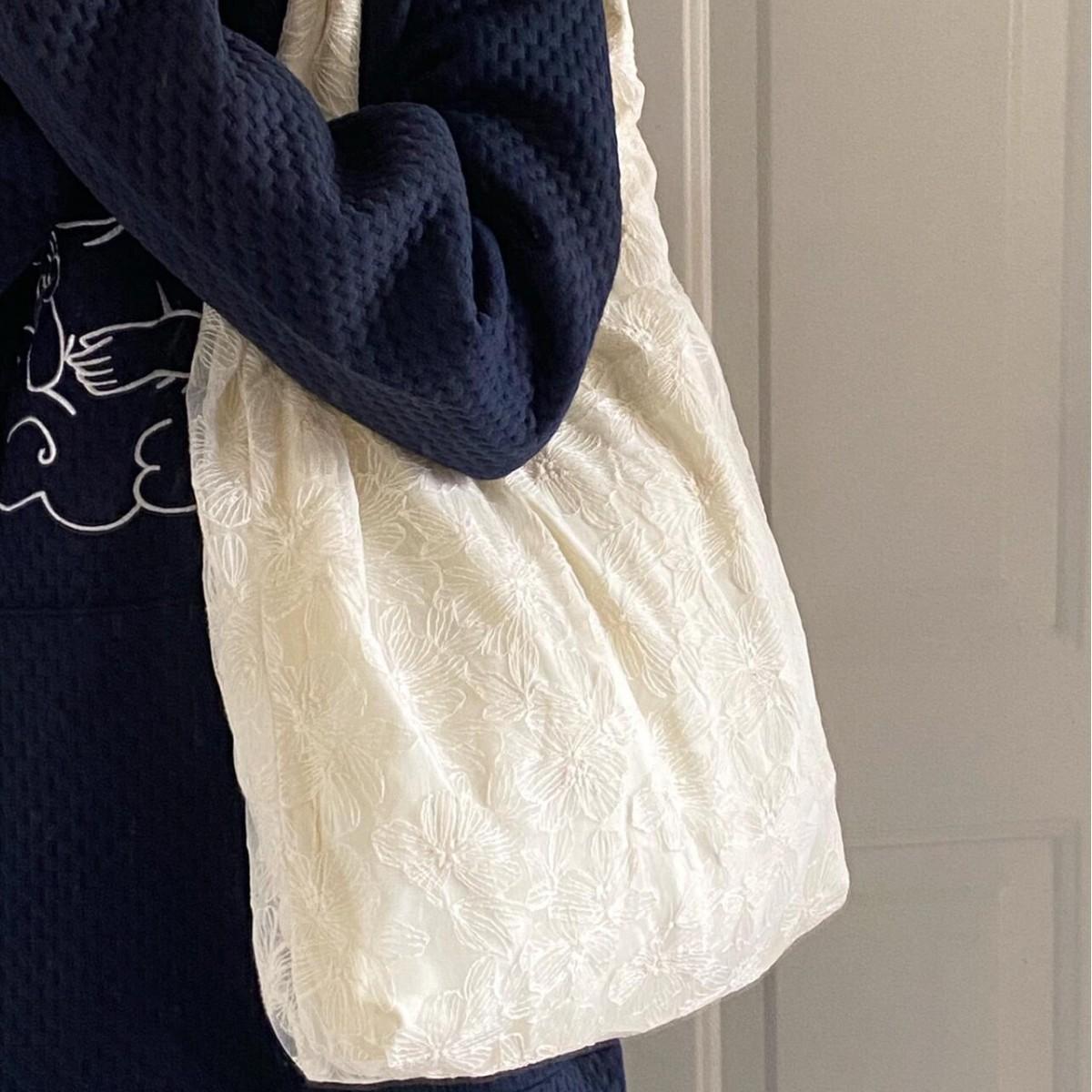 

The new lace lace shoulder bag is a good lace bag to match the skirt.