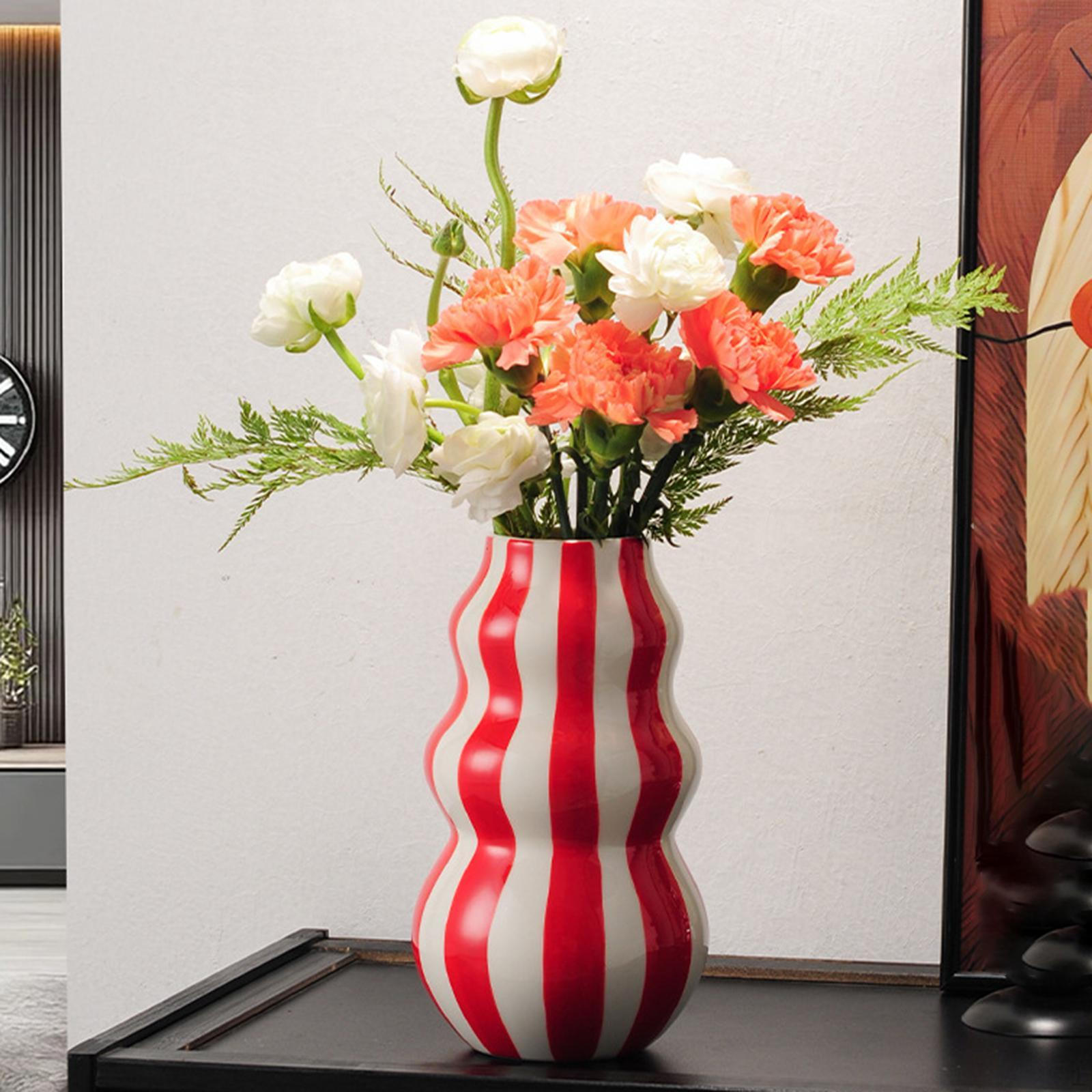 

Керамическая ваза в полоску для демонстрации цветов и домашней композиции красный