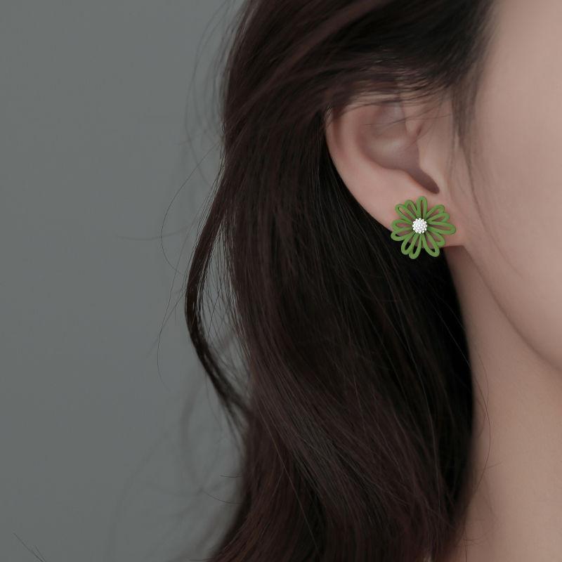 Elegant Asymmetrical Daisy Flower Stud Earrings Are A Charming Gift for Women.