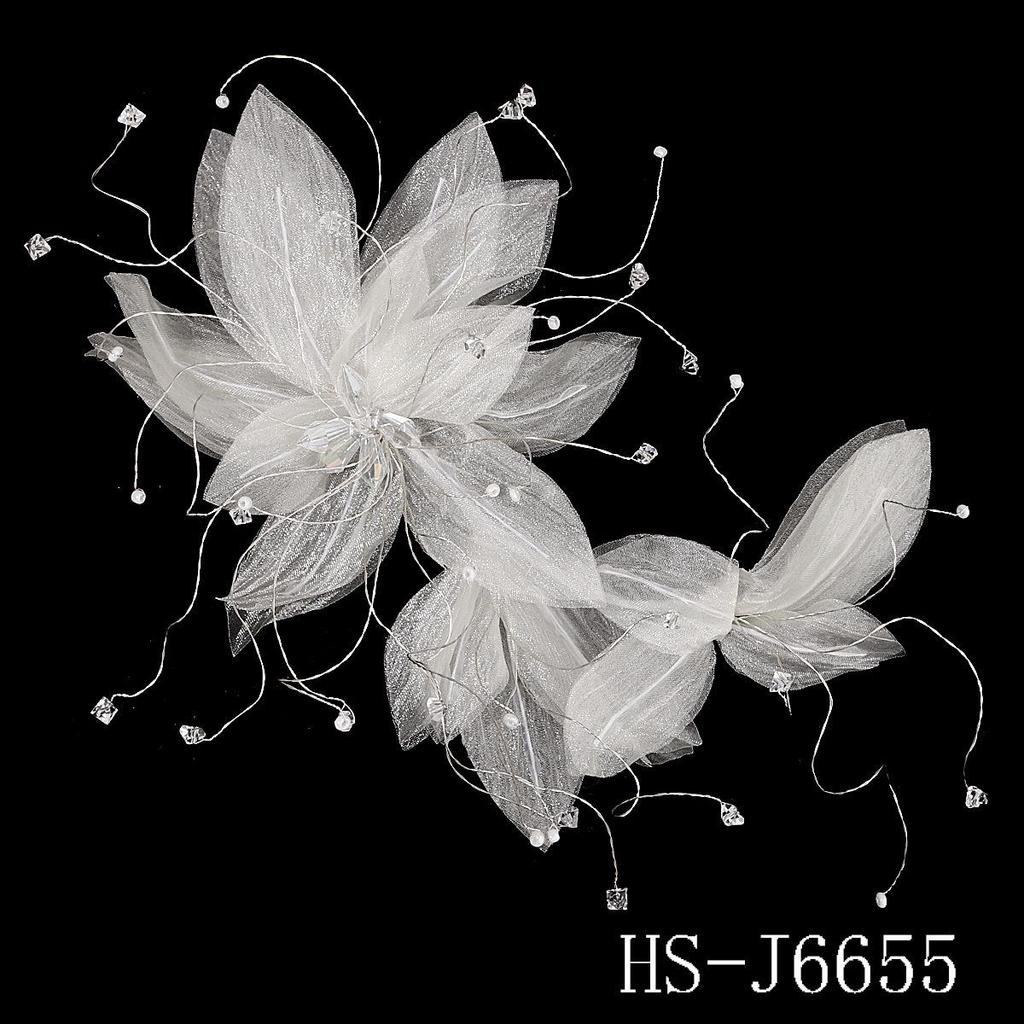 Handgefertigter Braut-Haarkamm mit Perlen, Strass und Blumen mit Blättern