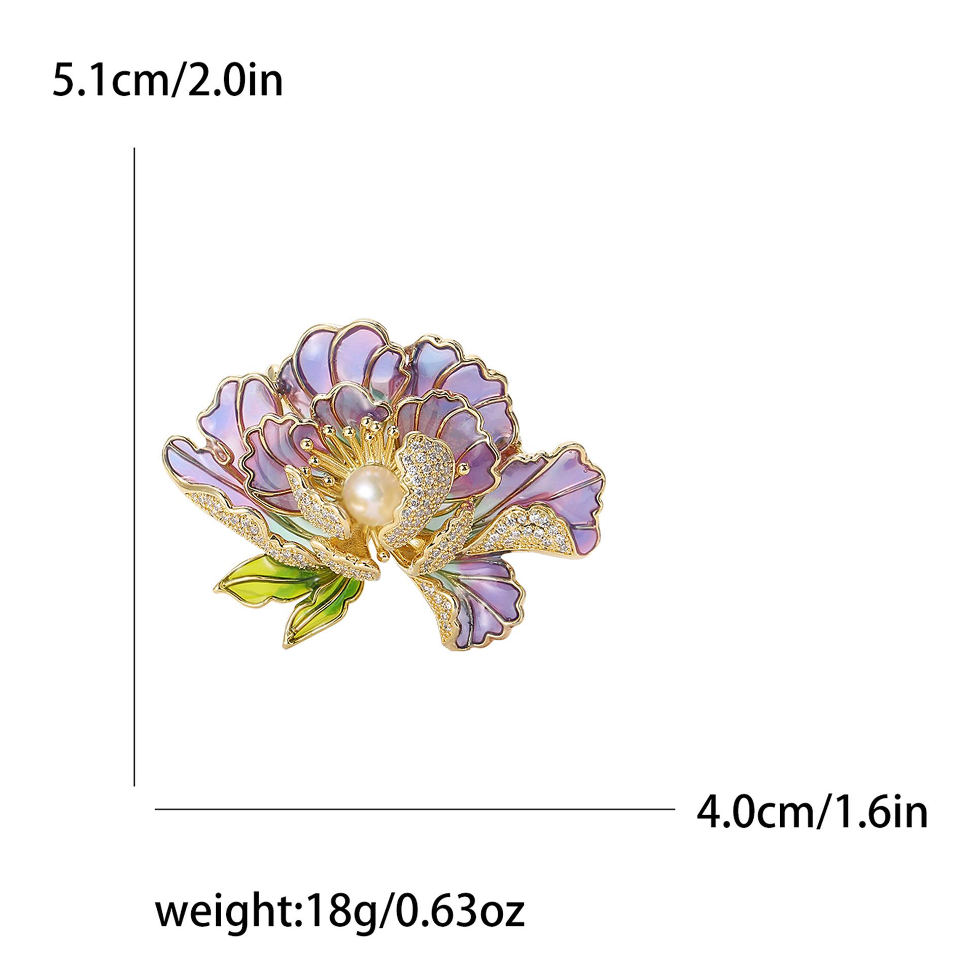 

Легка, розкішна, мідна, цирконова, перламутрова брошка з квіткою півонії. Елітний вишуканий жіночий костюм. Корсажна шпилька.