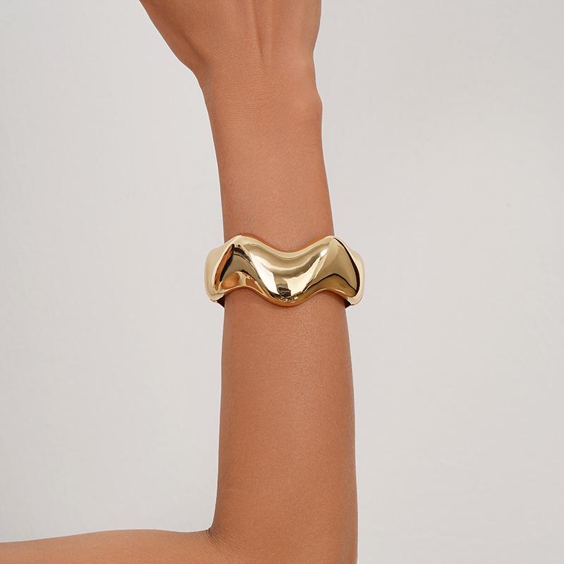 Interlocking Ring Open Bangle - European & American Light Luxury Design for Women