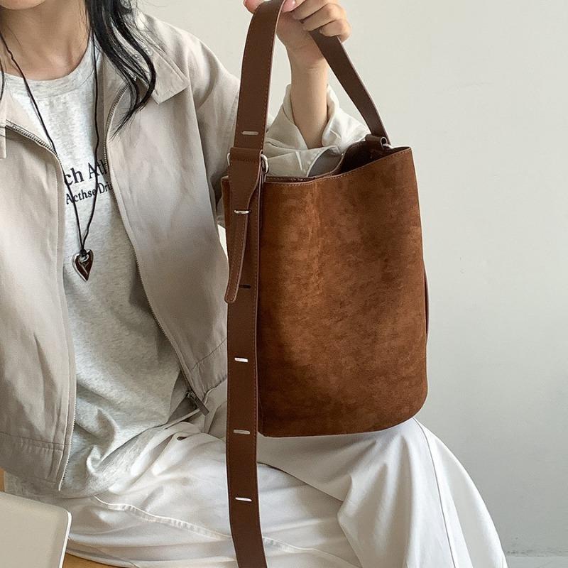 Autumn and Winter Tote Bag Large Capacity Women's New Single Shoulder Suede Bag Cylinder Simple Niche Commuter Bucket Bag