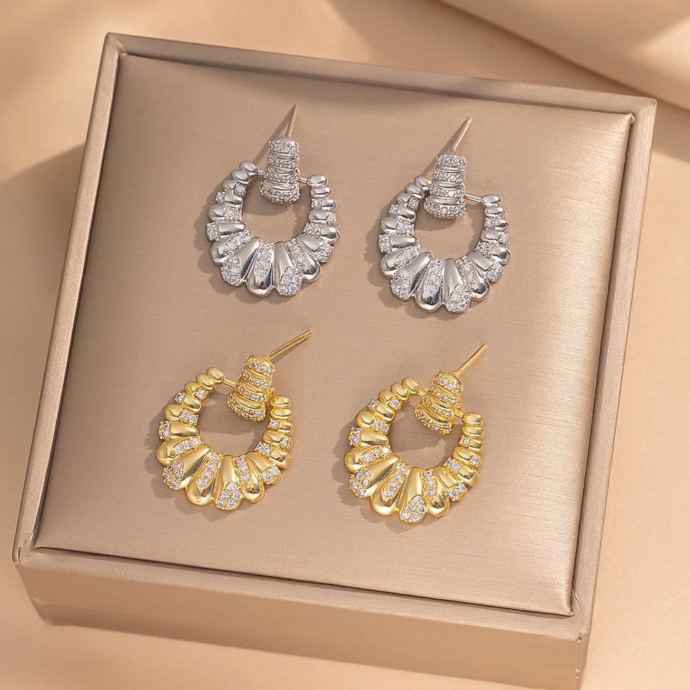 Eleganckie kolczyki sztyfty z cyrkoniami w kształcie koniczynki i misia - Nowy szykowny design