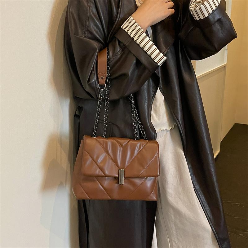 Quilted Leather Shoulder Bag with Chain Strap Metal Clasp Flap Closure Casual Tote Purse for Women Daily
