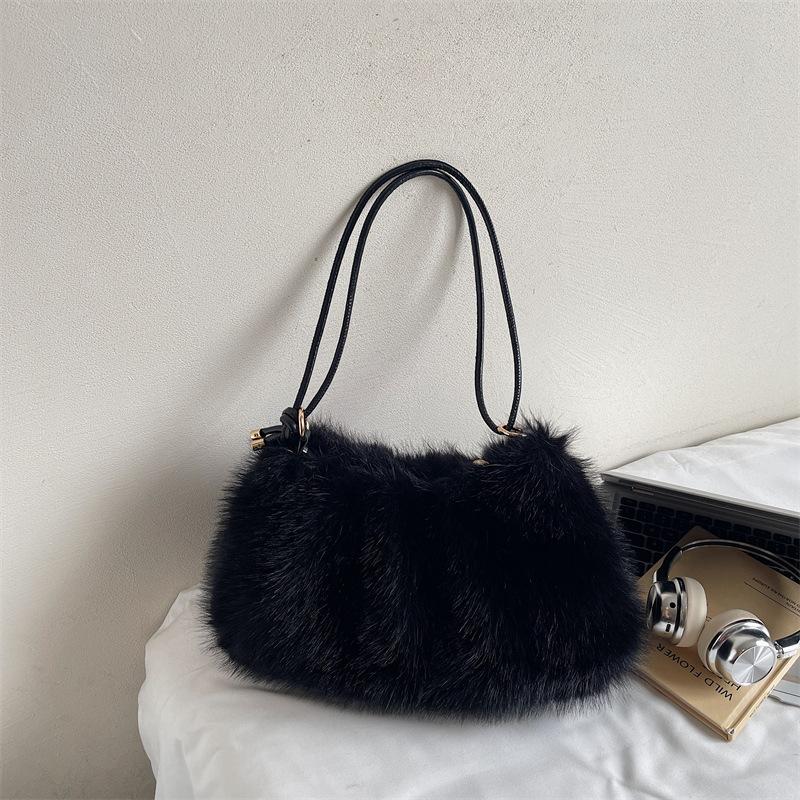 

Korean gentle shoulder hair bag women s 2025 autumn new large-capacity commuter underarm bag portable plush bag чёрный