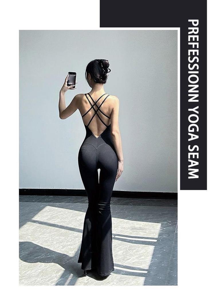Eleganter Tanz- und Yoga-Bodysuit mit Spaghettiträgern, Brustpolstern und schönem Rückendesign, mit ausgestellten langen Hosen.