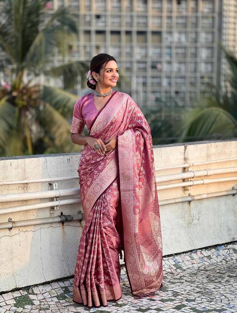 Beautiful rich pallu and jacquard work perfectly on the saree.