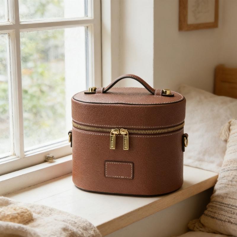 PU Leather Toiletry Organizer Bag Makeup Case with Carrying Handle And Zippered Cover Design for Cosmetic Storage Use