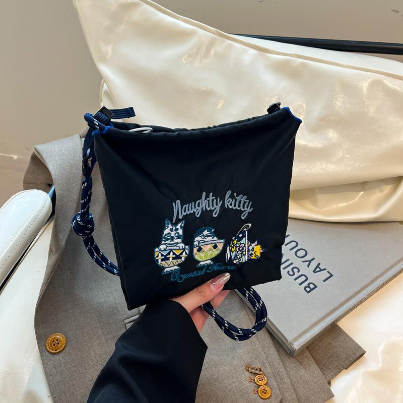 Niche Design Casual Simple Personality Fashion Women's Shoulder Messenger Bag 2025 Autumn New Foreign Style Bucket Bag
