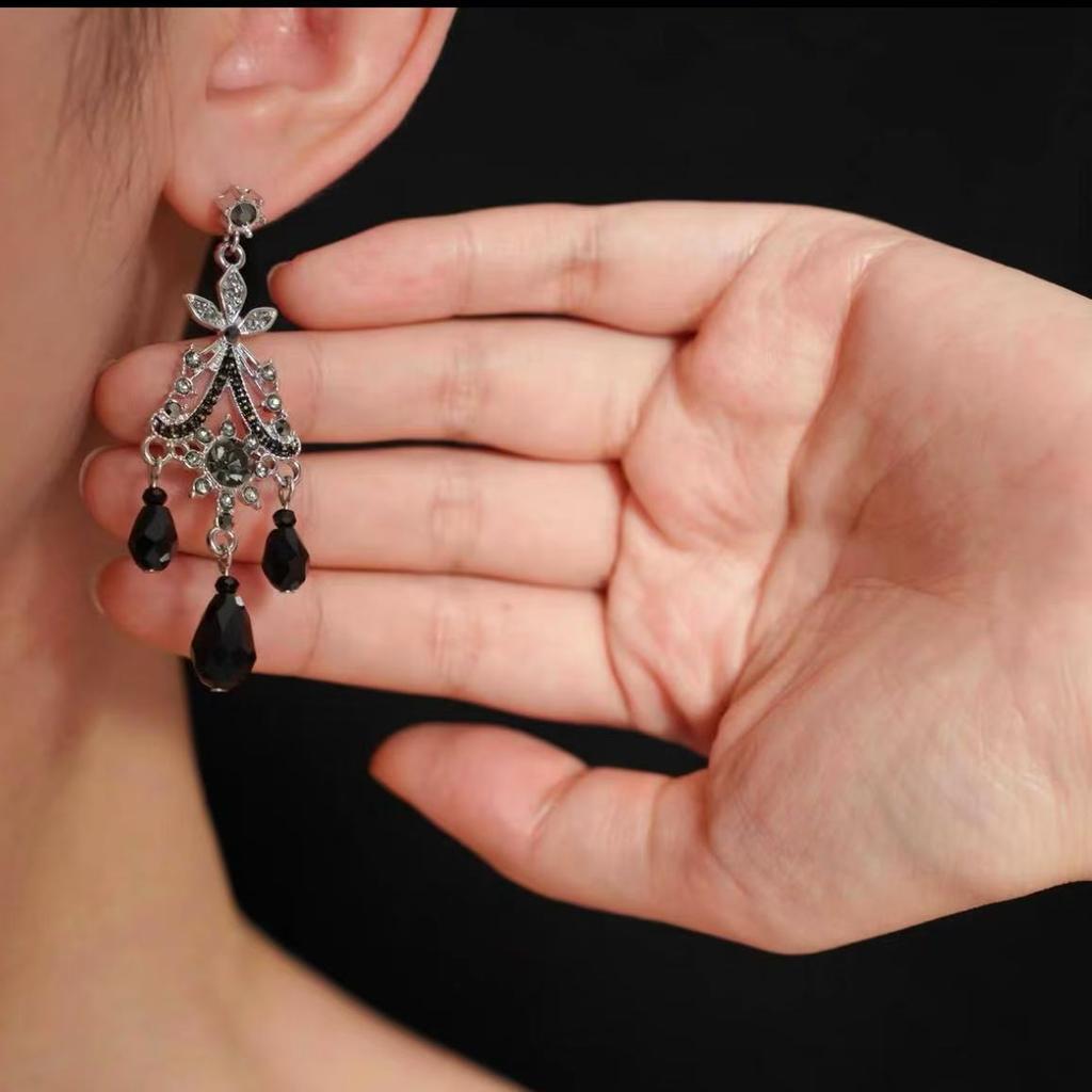 Cool Temperament Niche Design High-end Earrings Exquisite Retro Versatile Atmosphere Personality Sweet Cool Earrings