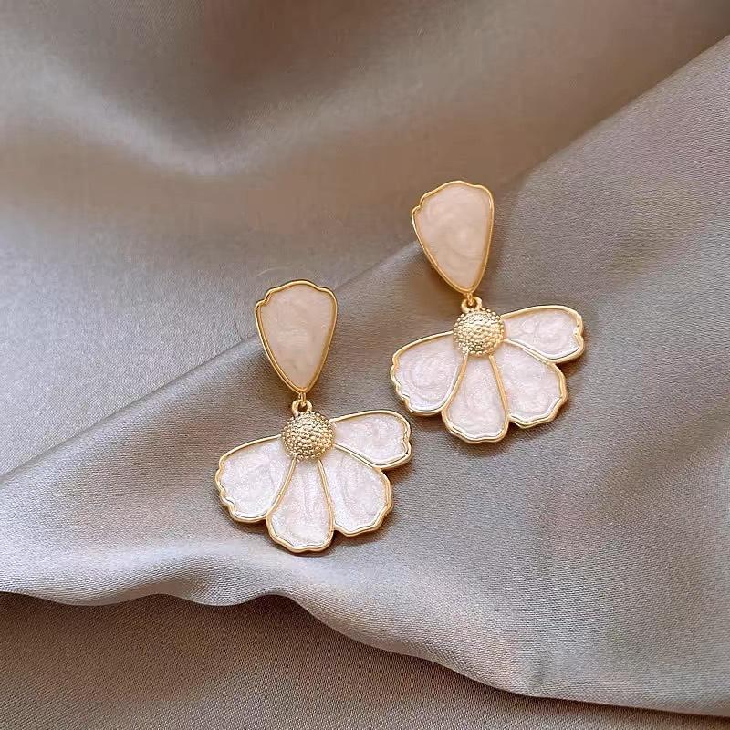 Simple high-end design niche temperament stud earrings women's light luxury fashion personalized earrings exquisite versatile sweet cool earrings