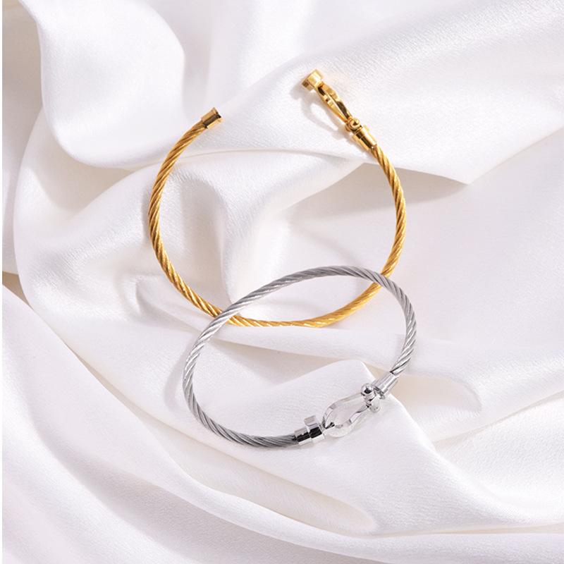 Women Fashion Able Minimalist and Colorfast Bracelet Golden Magnetic Thread Horseshoe Bracelet Titanium Steel Bracelet