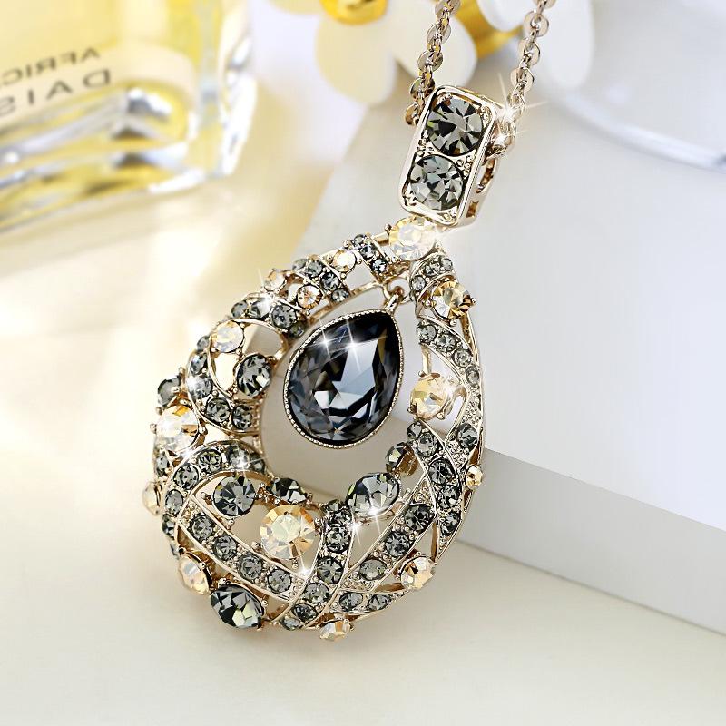 

2025 Trendy Korean Fashion: Sparkling Diamond Water Drop Pendant Necklace