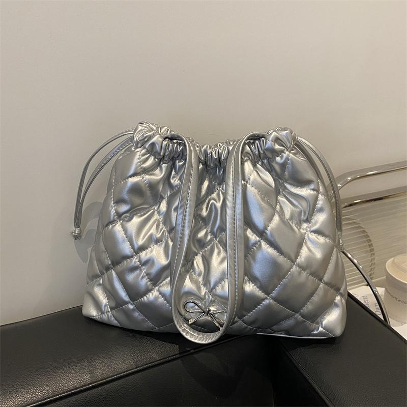 Large-capacity soft-faced rhombus strap messenger tote bag 2025 autumn and winter new short-distance travel portable shoulder bag women