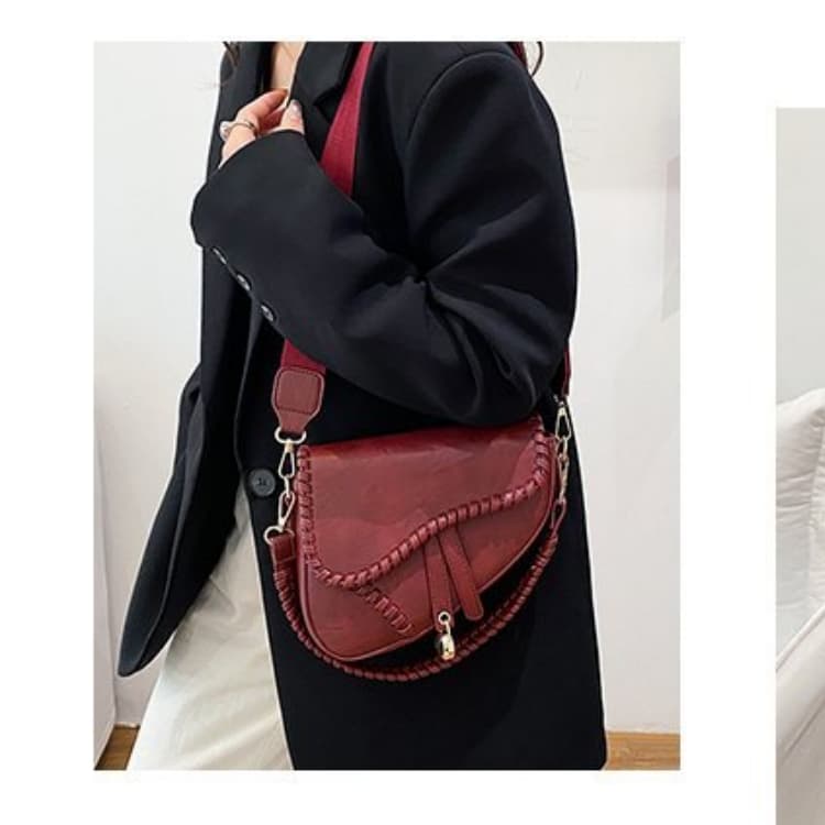Retro-style Personalized One-shoulder Crossbody Armpit Bag