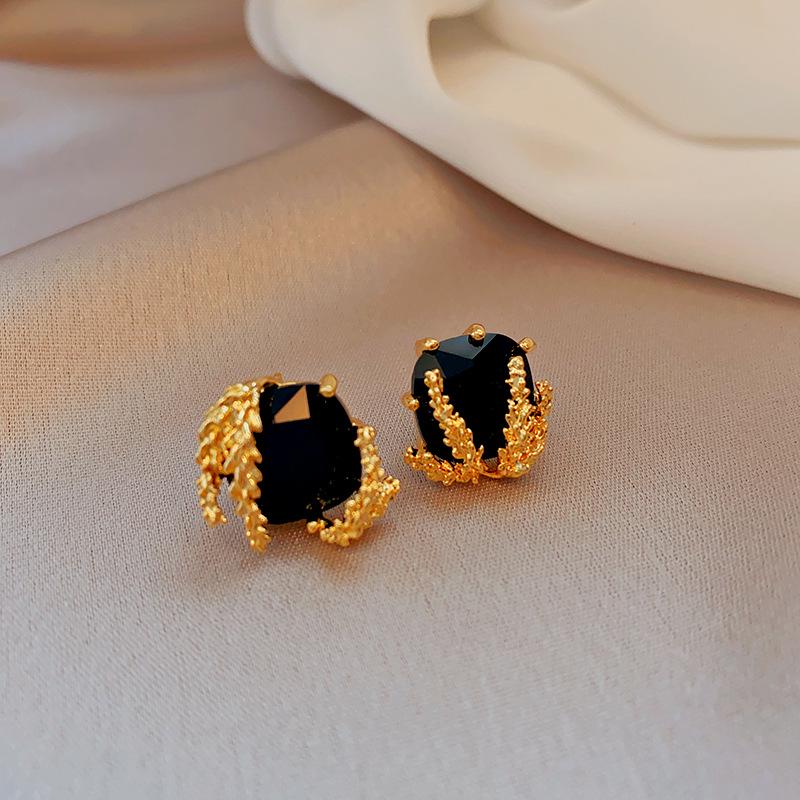 Geometrische Plissee-Ohrringe mit Glasperlen der Black Series: Elegante silberne Ohrstecker mit einem luxuriösen und vielseitigen Design.