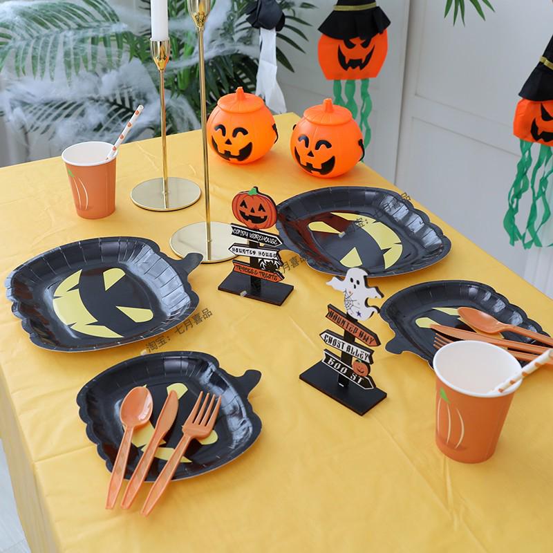Zestaw zastawy stołowej na imprezę tematyczną Halloween: Obrus dyniowy, Talerzyki i kubki jednorazowe
