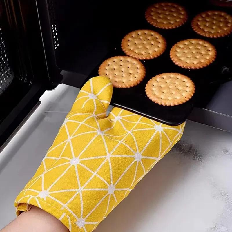 Household Thickened Insulation Gloves Oven Baking Anti-scalding High Temperature Resistant Gloves Kitchen Steamer Microwave
