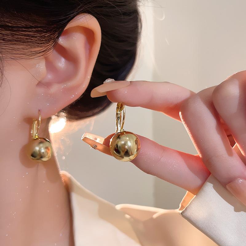 Металлические серьги-шарики женские модные personality золотые серьги-гвоздики холодный ветер темперамент серьги