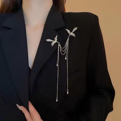 Pearl Accents Fringe Brooches Delicate Design Bird Lapel Pins Animal Brooch Women Fashion