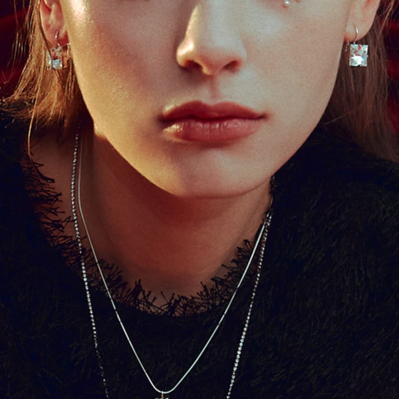 

MONDAY EDITION Square Crystal Pendant Necklace Silver