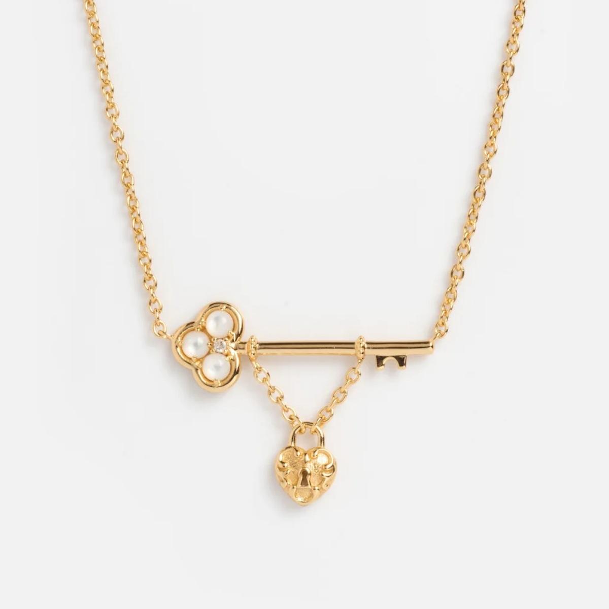 

Gold-Plated Hands Wrapped Around Love Shape Necklace Micro-Inlaid Diamond Design Retro Light Luxury Personalized Jewelry