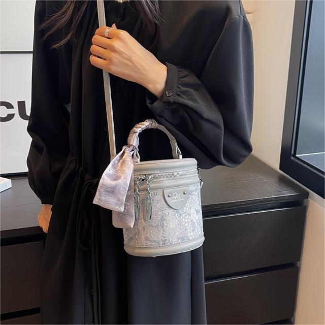 High-end fashion casual niche texture bucket bag 2025 new women's bag trend versatile messenger bag women