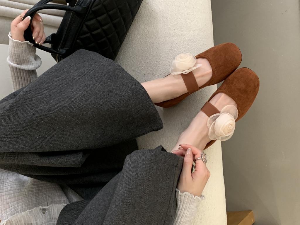 2025 autumn and winter new round head inner slope heel cross belt ballet flower shallow mouth commuter work women's single shoes